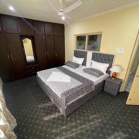 Khwaab Gah By The Khayabaan-Homestay Apartments Fully Furnished With Functional Kitchen, Wifi & Parking In City Centre Srīnagar Kültér fotó