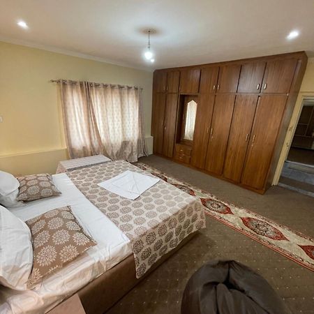 Khwaab Gah By The Khayabaan-Homestay Apartments Fully Furnished With Functional Kitchen, Wifi & Parking In City Centre Srīnagar Kültér fotó