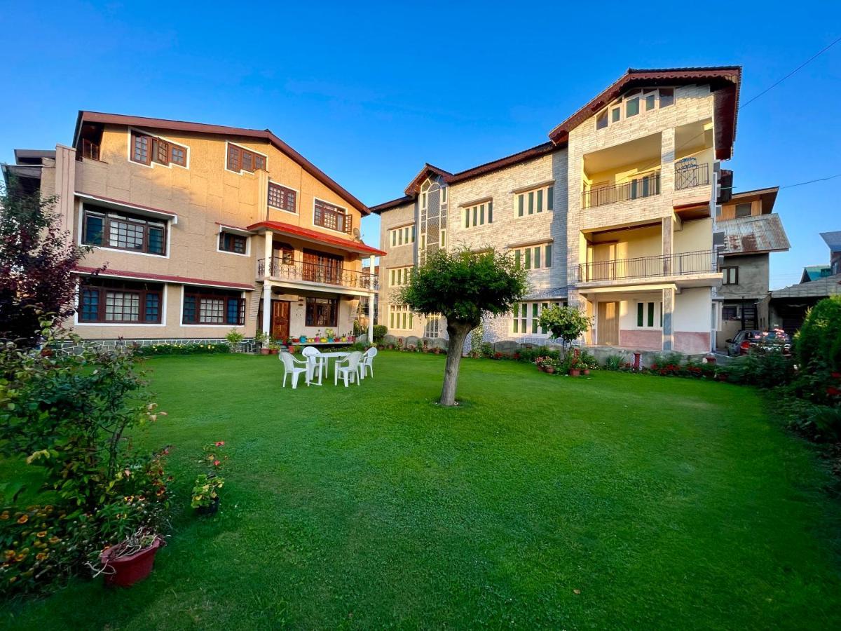 Khwaab Gah By The Khayabaan-Homestay Apartments Fully Furnished With Functional Kitchen, Wifi & Parking In City Centre Srīnagar Kültér fotó