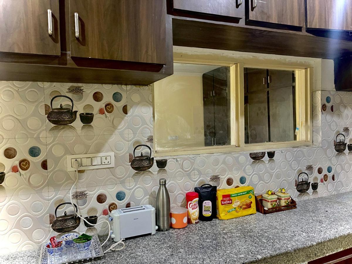 Khwaab Gah By The Khayabaan-Homestay Apartments Fully Furnished With Functional Kitchen, Wifi & Parking In City Centre Srīnagar Kültér fotó