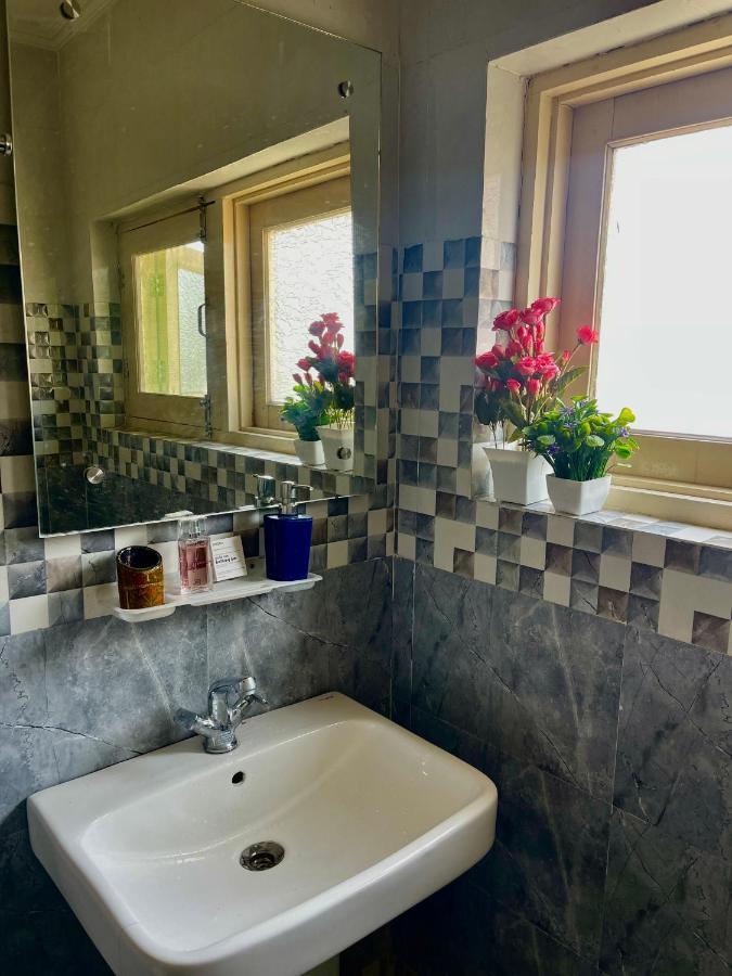 Khwaab Gah By The Khayabaan-Homestay Apartments Fully Furnished With Functional Kitchen, Wifi & Parking In City Centre Srīnagar Kültér fotó
