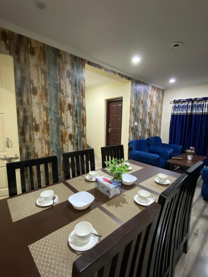 Khwaab Gah By The Khayabaan-Homestay Apartments Fully Furnished With Functional Kitchen, Wifi & Parking In City Centre Srīnagar Kültér fotó