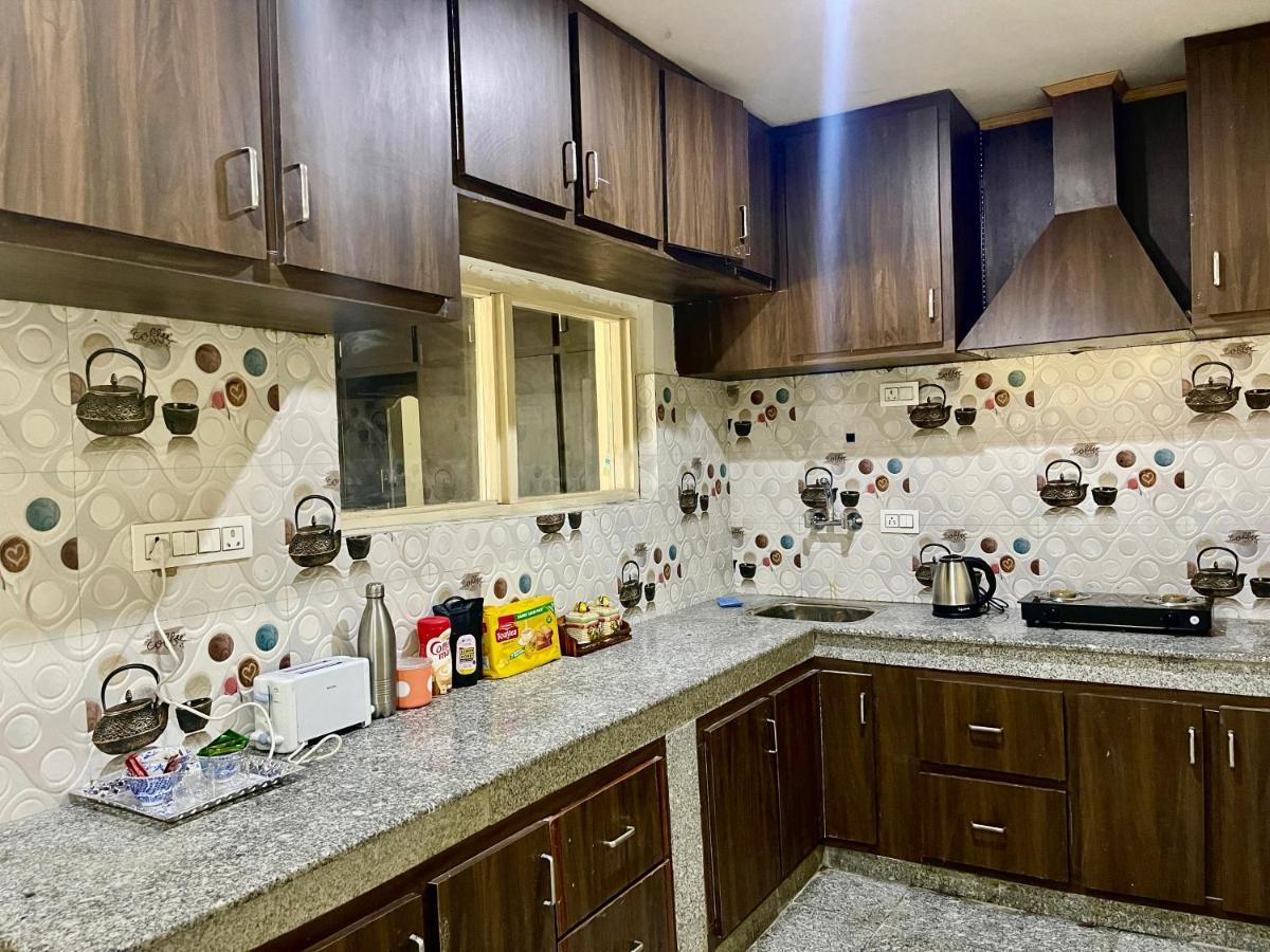 Khwaab Gah By The Khayabaan-Homestay Apartments Fully Furnished With Functional Kitchen, Wifi & Parking In City Centre Srīnagar Kültér fotó