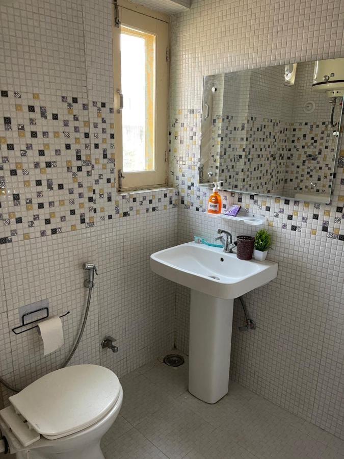 Khwaab Gah By The Khayabaan-Homestay Apartments Fully Furnished With Functional Kitchen, Wifi & Parking In City Centre Srīnagar Szoba fotó