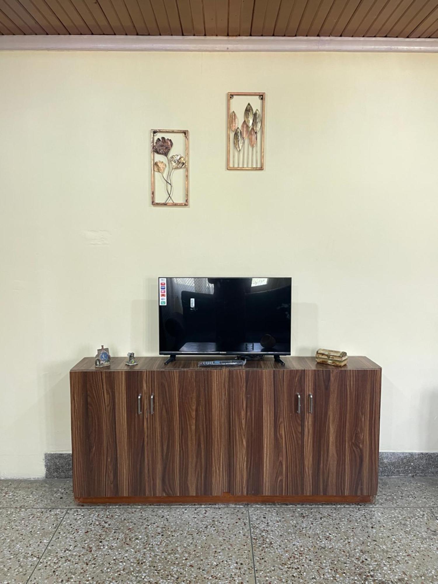 Khwaab Gah By The Khayabaan-Homestay Apartments Fully Furnished With Functional Kitchen, Wifi & Parking In City Centre Srīnagar Kültér fotó
