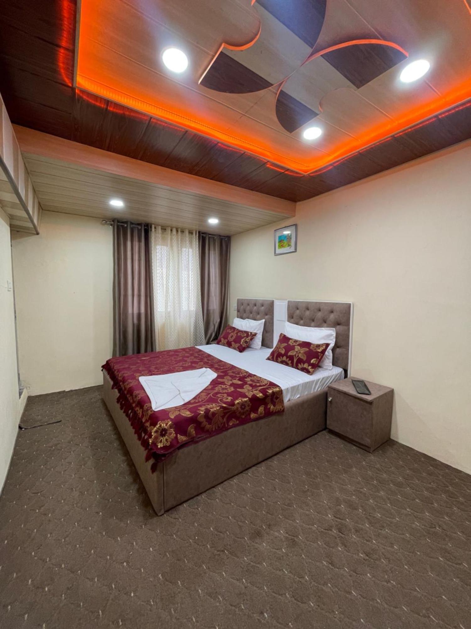 Khwaab Gah By The Khayabaan-Homestay Apartments Fully Furnished With Functional Kitchen, Wifi & Parking In City Centre Srīnagar Kültér fotó