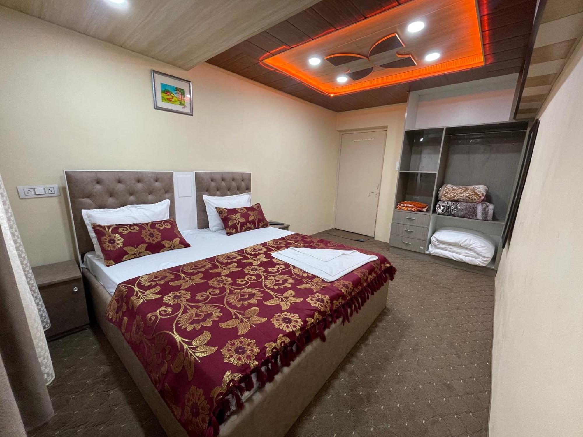 Khwaab Gah By The Khayabaan-Homestay Apartments Fully Furnished With Functional Kitchen, Wifi & Parking In City Centre Srīnagar Kültér fotó