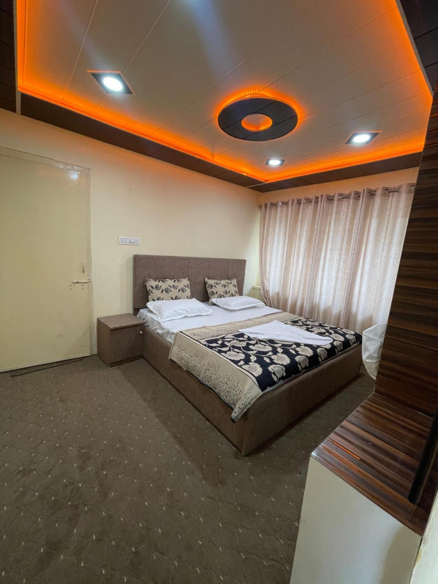 Khwaab Gah By The Khayabaan-Homestay Apartments Fully Furnished With Functional Kitchen, Wifi & Parking In City Centre Srīnagar Kültér fotó