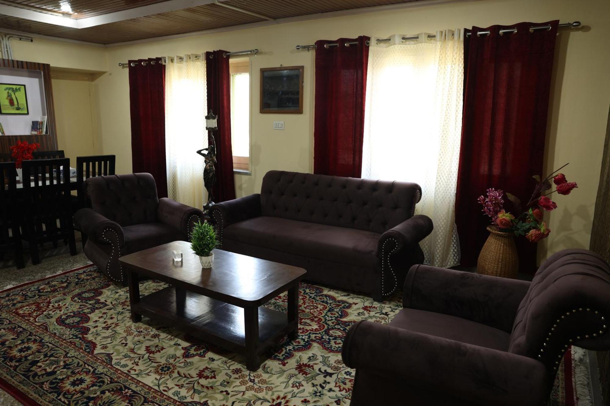 Khwaab Gah By The Khayabaan-Homestay Apartments Fully Furnished With Functional Kitchen, Wifi & Parking In City Centre Srīnagar Kültér fotó