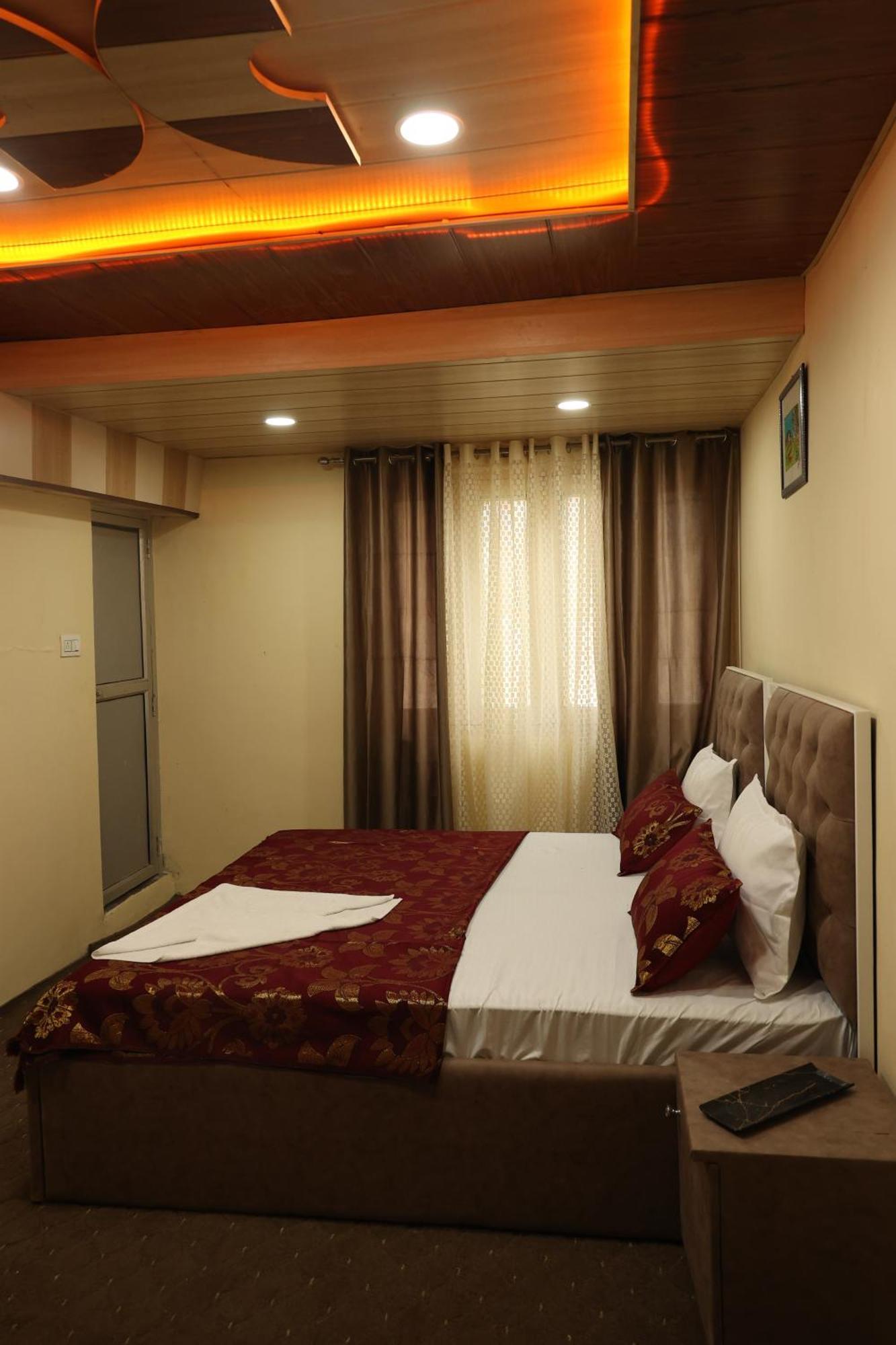 Khwaab Gah By The Khayabaan-Homestay Apartments Fully Furnished With Functional Kitchen, Wifi & Parking In City Centre Srīnagar Kültér fotó