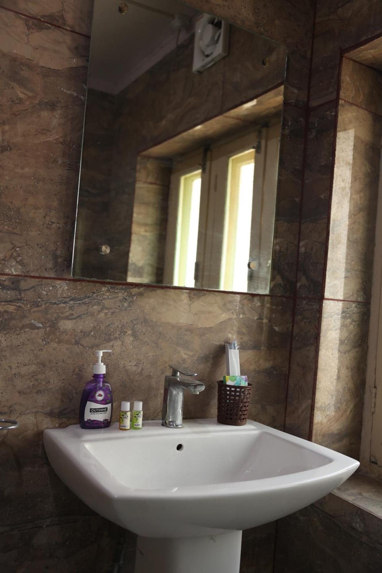 Khwaab Gah By The Khayabaan-Homestay Apartments Fully Furnished With Functional Kitchen, Wifi & Parking In City Centre Srīnagar Kültér fotó