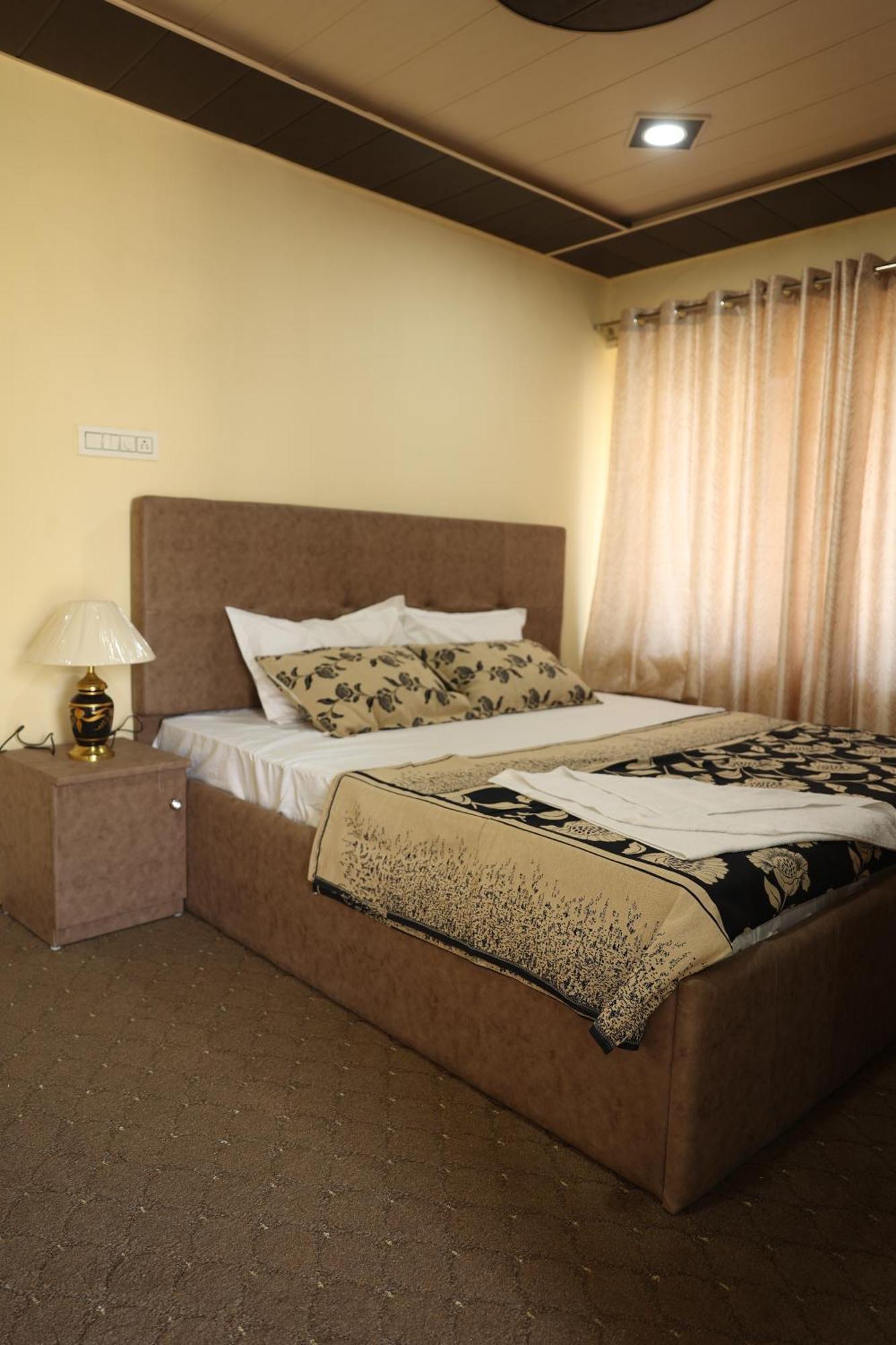 Khwaab Gah By The Khayabaan-Homestay Apartments Fully Furnished With Functional Kitchen, Wifi & Parking In City Centre Srīnagar Kültér fotó