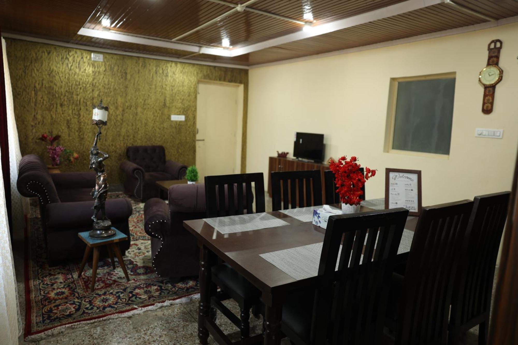 Khwaab Gah By The Khayabaan-Homestay Apartments Fully Furnished With Functional Kitchen, Wifi & Parking In City Centre Srīnagar Kültér fotó