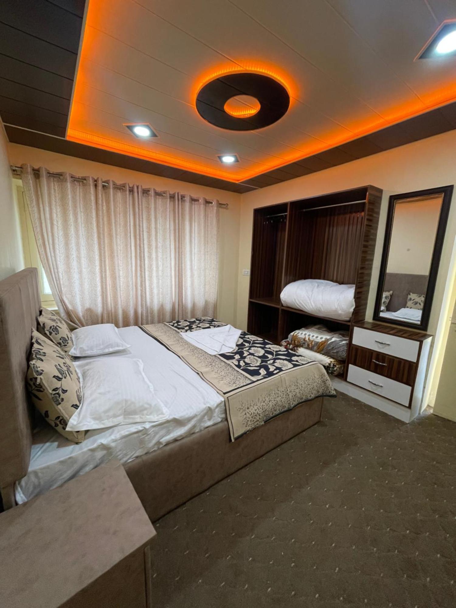 Khwaab Gah By The Khayabaan-Homestay Apartments Fully Furnished With Functional Kitchen, Wifi & Parking In City Centre Srīnagar Kültér fotó