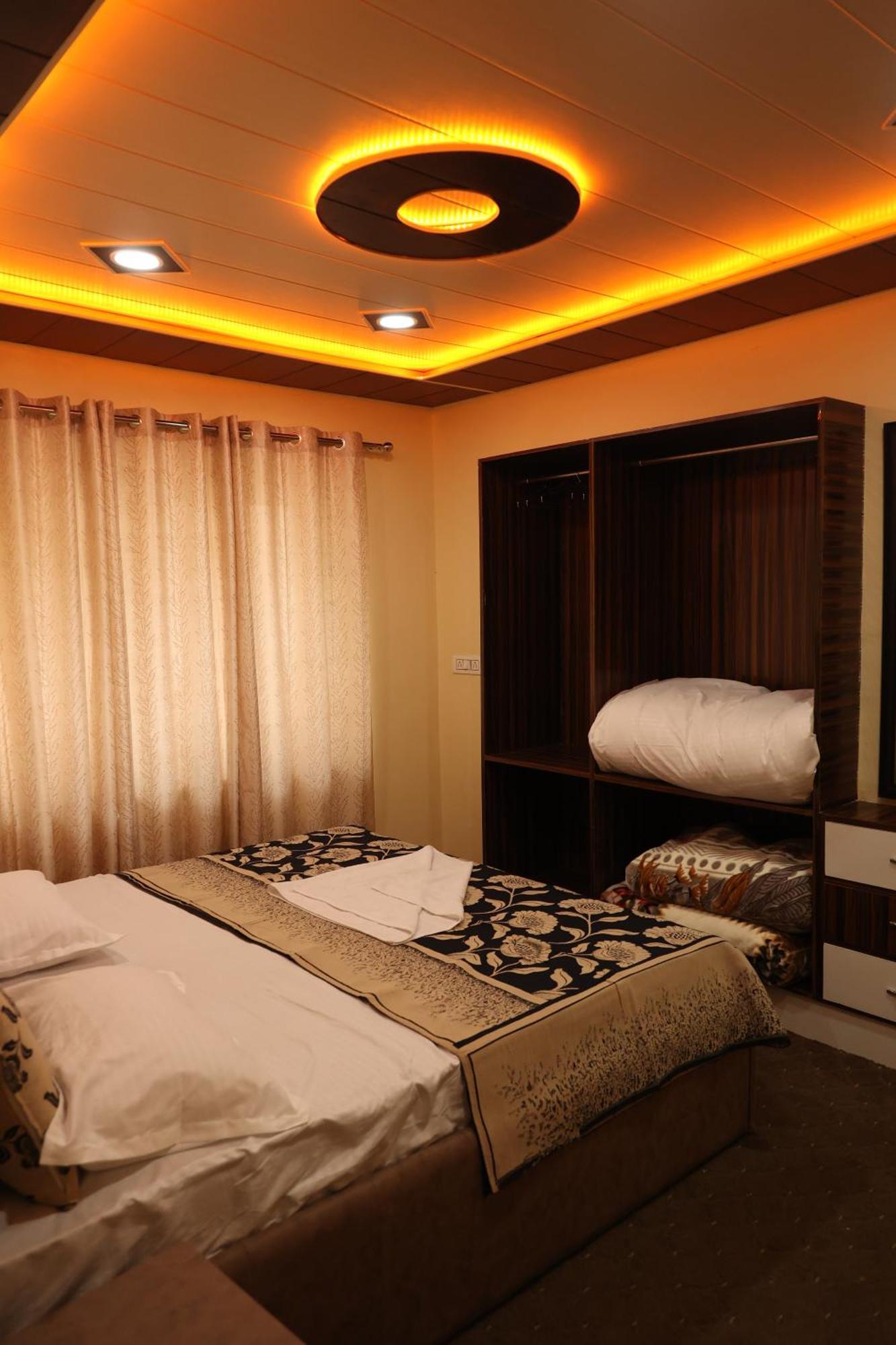 Khwaab Gah By The Khayabaan-Homestay Apartments Fully Furnished With Functional Kitchen, Wifi & Parking In City Centre Srīnagar Kültér fotó