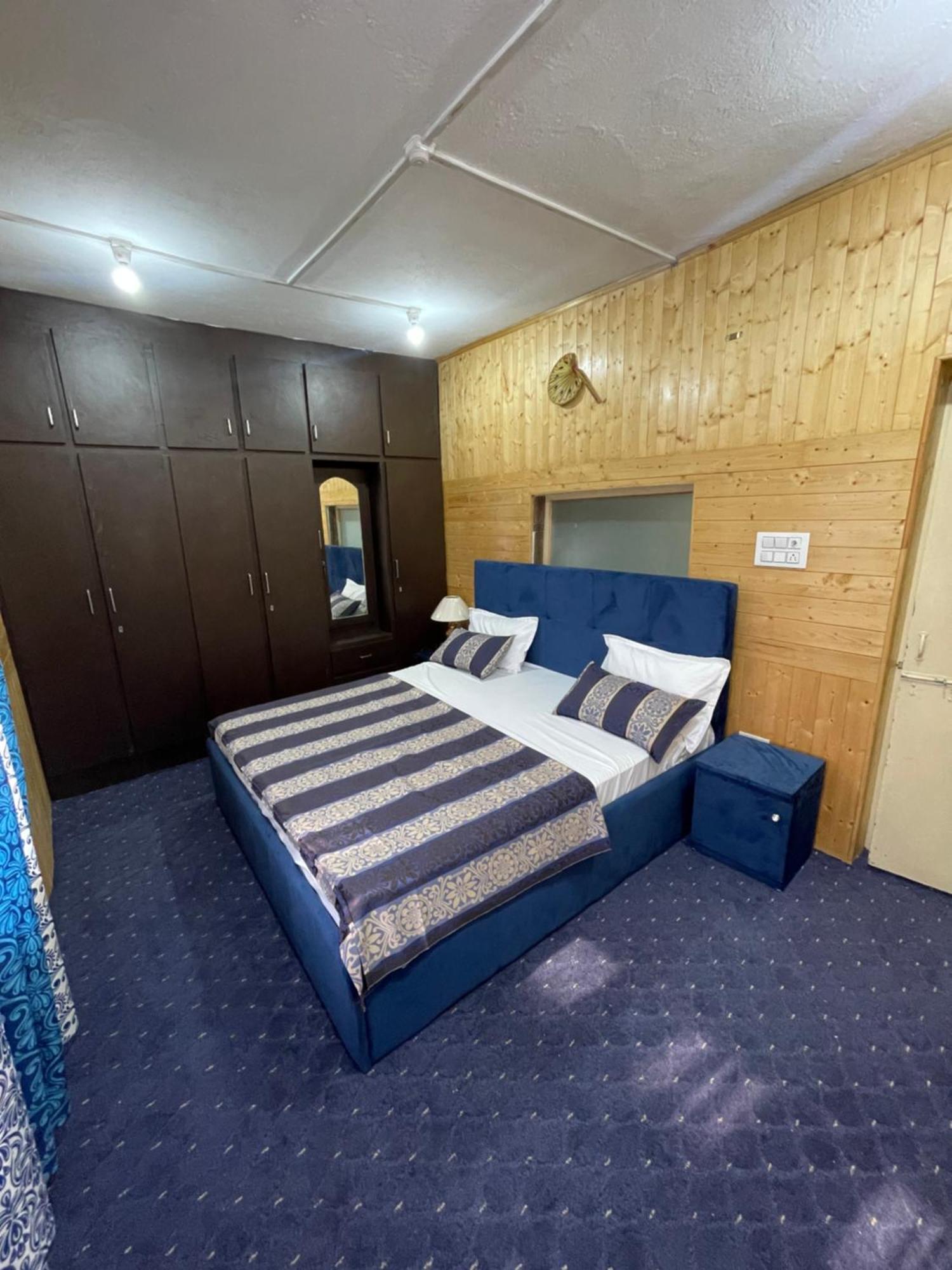 Khwaab Gah By The Khayabaan-Homestay Apartments Fully Furnished With Functional Kitchen, Wifi & Parking In City Centre Srīnagar Kültér fotó
