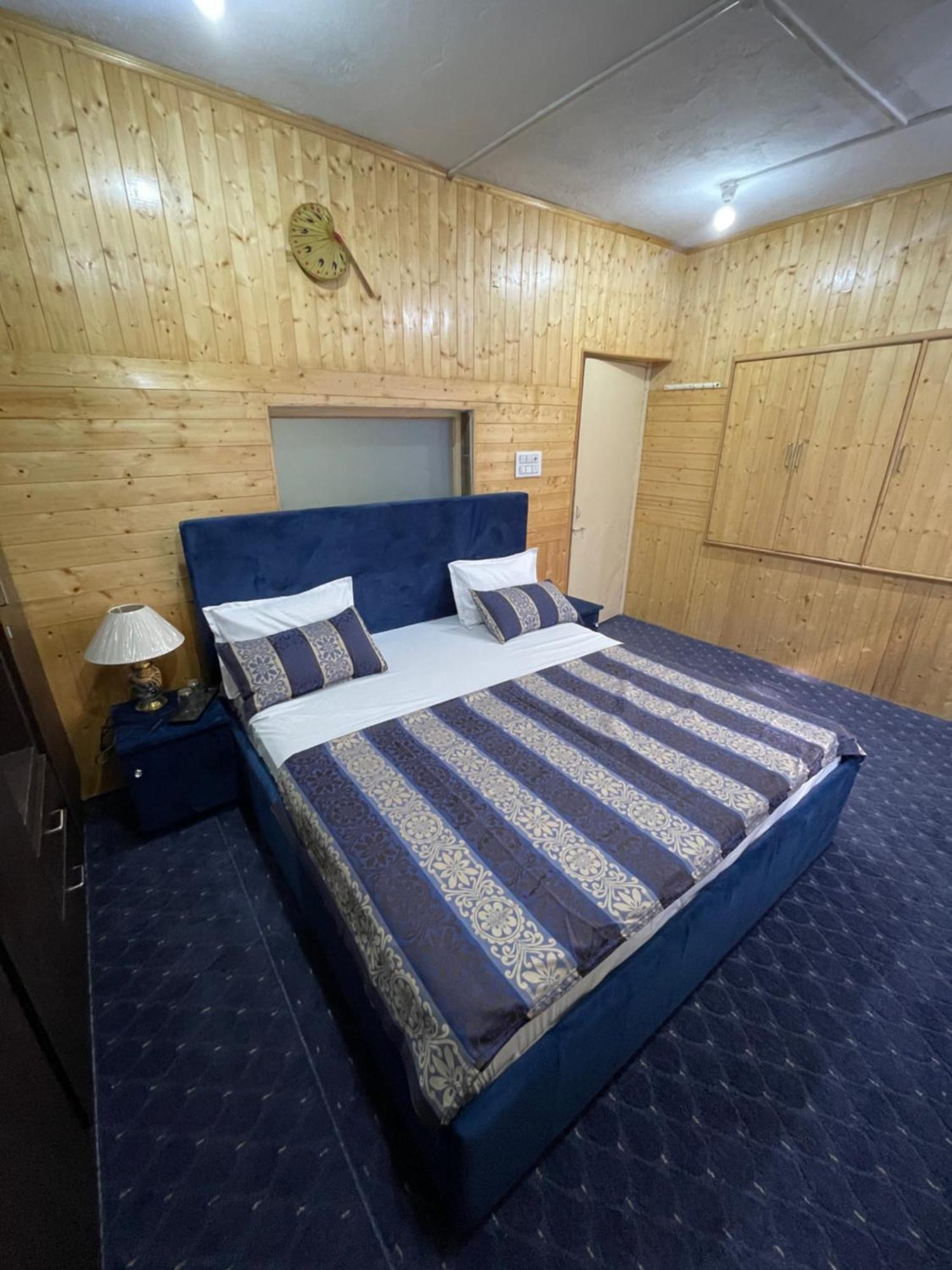 Khwaab Gah By The Khayabaan-Homestay Apartments Fully Furnished With Functional Kitchen, Wifi & Parking In City Centre Srīnagar Kültér fotó