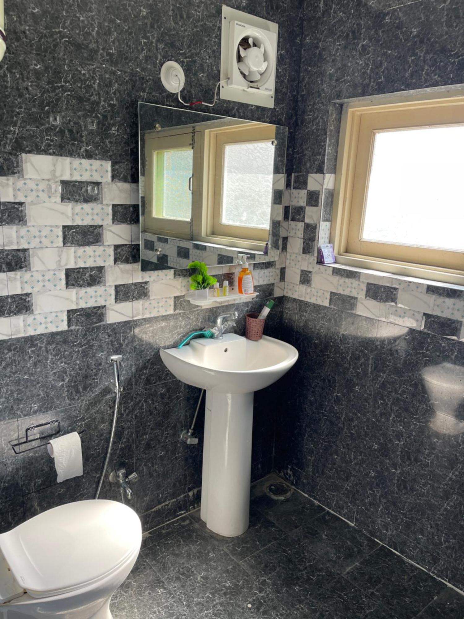 Khwaab Gah By The Khayabaan-Homestay Apartments Fully Furnished With Functional Kitchen, Wifi & Parking In City Centre Srīnagar Kültér fotó