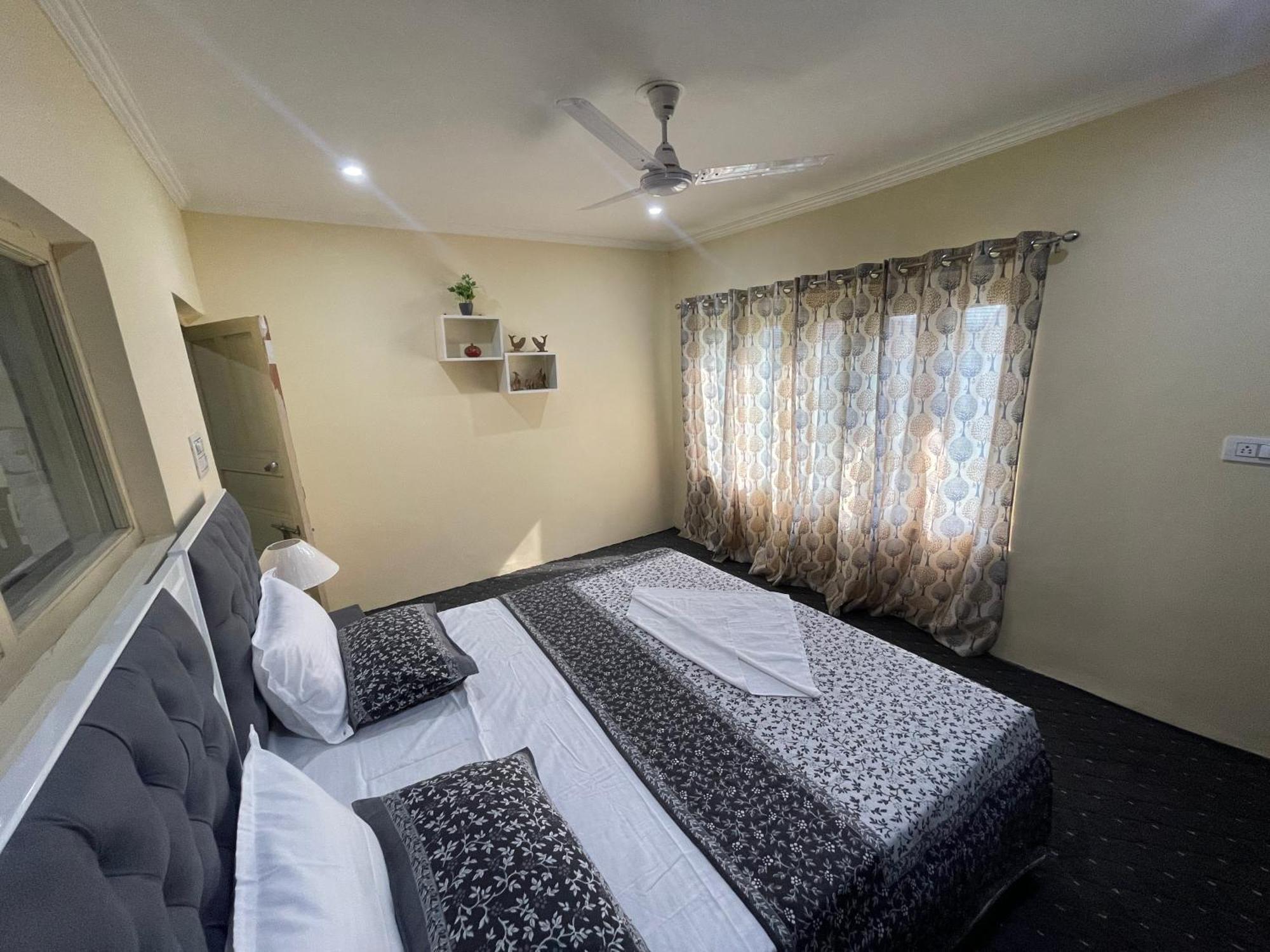 Khwaab Gah By The Khayabaan-Homestay Apartments Fully Furnished With Functional Kitchen, Wifi & Parking In City Centre Srīnagar Kültér fotó