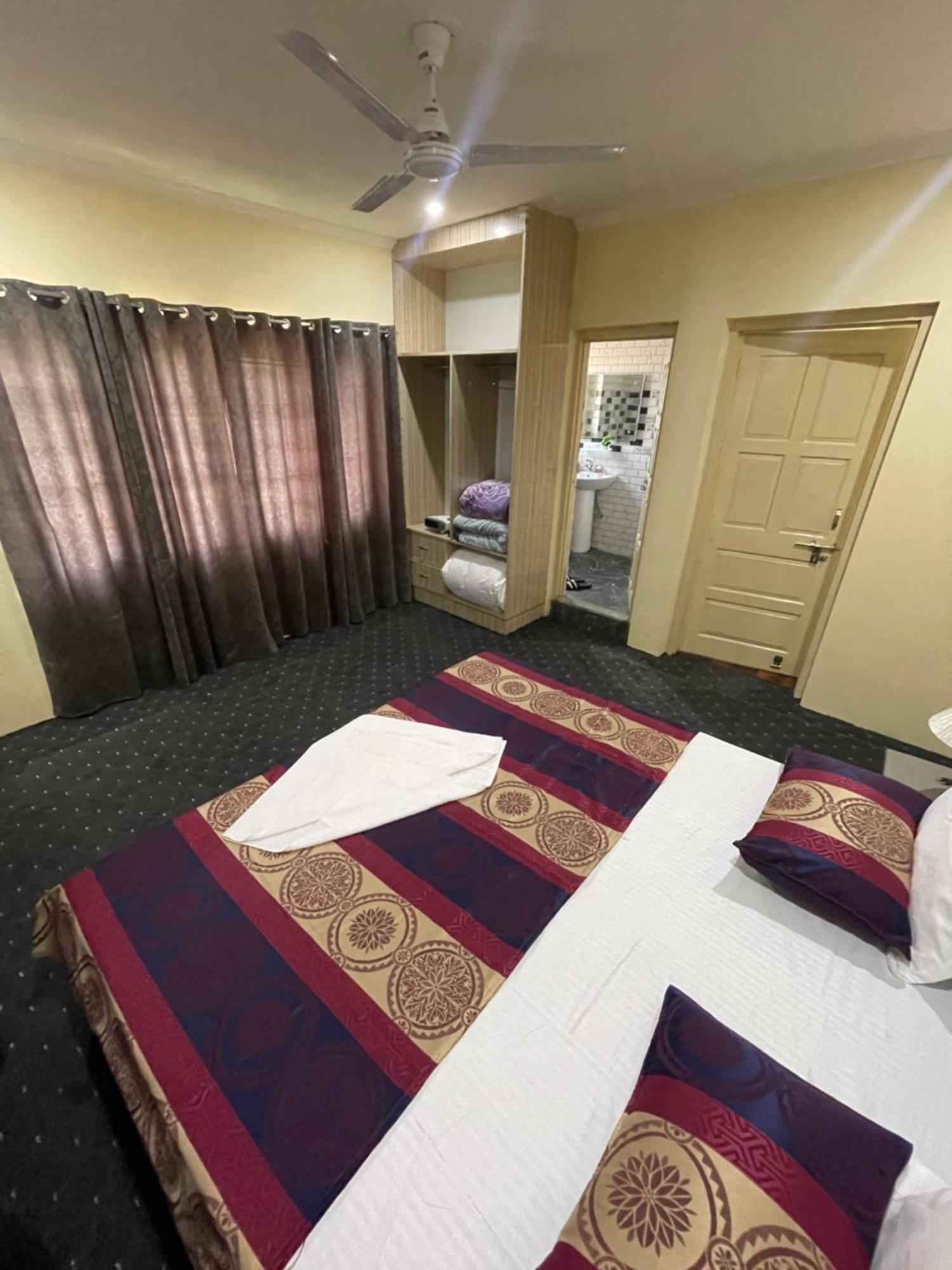 Khwaab Gah By The Khayabaan-Homestay Apartments Fully Furnished With Functional Kitchen, Wifi & Parking In City Centre Srīnagar Kültér fotó