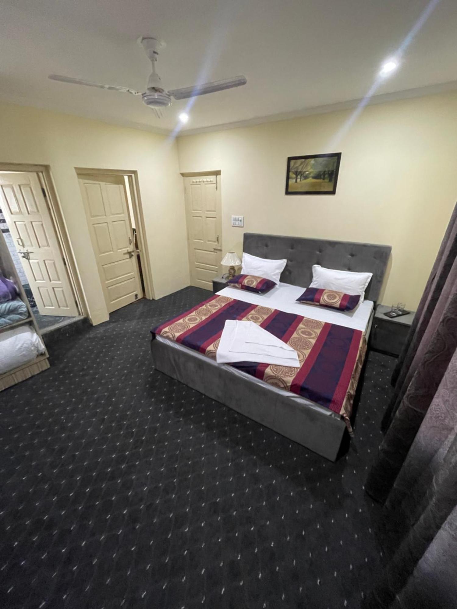 Khwaab Gah By The Khayabaan-Homestay Apartments Fully Furnished With Functional Kitchen, Wifi & Parking In City Centre Srīnagar Kültér fotó