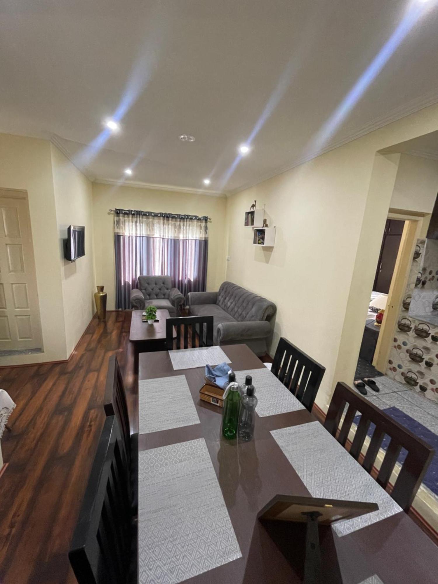 Khwaab Gah By The Khayabaan-Homestay Apartments Fully Furnished With Functional Kitchen, Wifi & Parking In City Centre Srīnagar Kültér fotó