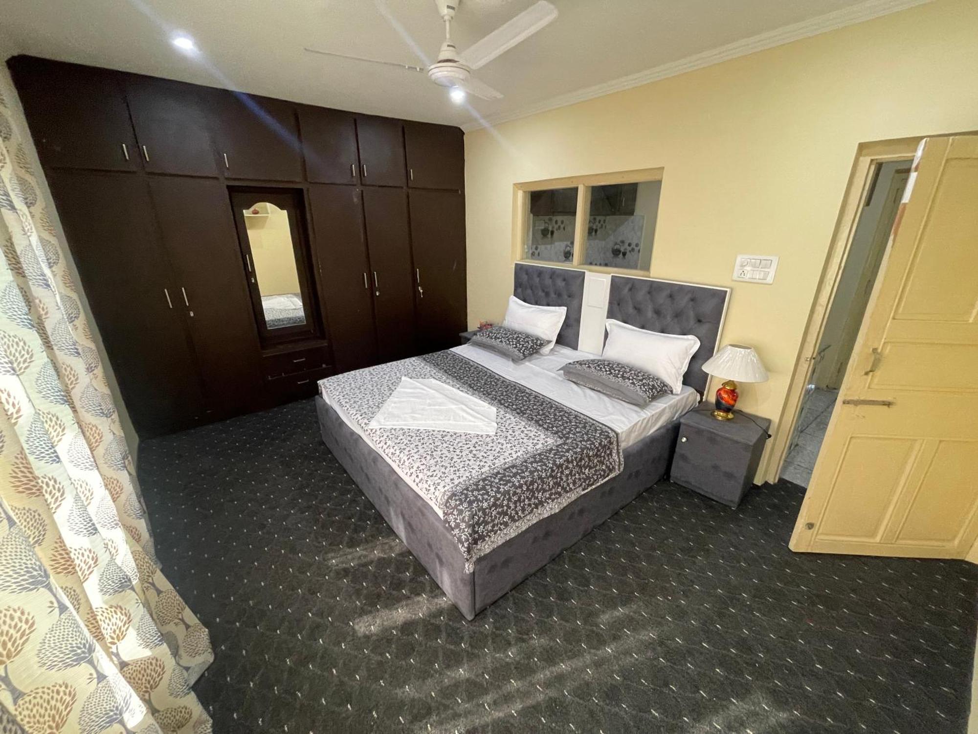 Khwaab Gah By The Khayabaan-Homestay Apartments Fully Furnished With Functional Kitchen, Wifi & Parking In City Centre Srīnagar Kültér fotó