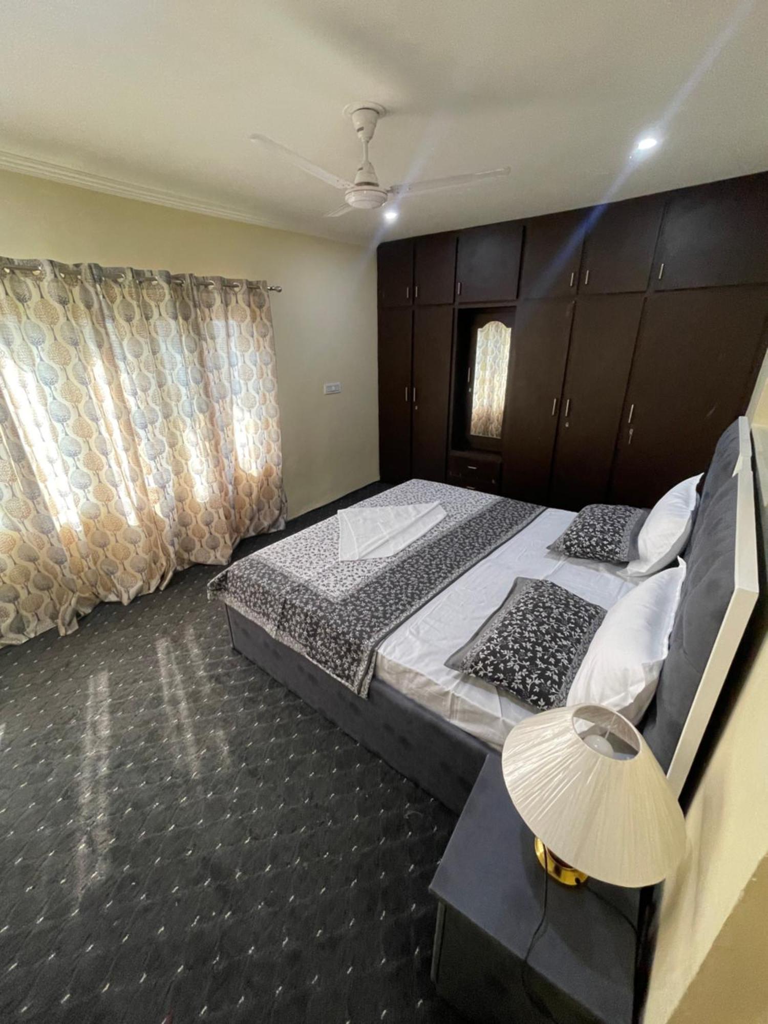 Khwaab Gah By The Khayabaan-Homestay Apartments Fully Furnished With Functional Kitchen, Wifi & Parking In City Centre Srīnagar Kültér fotó