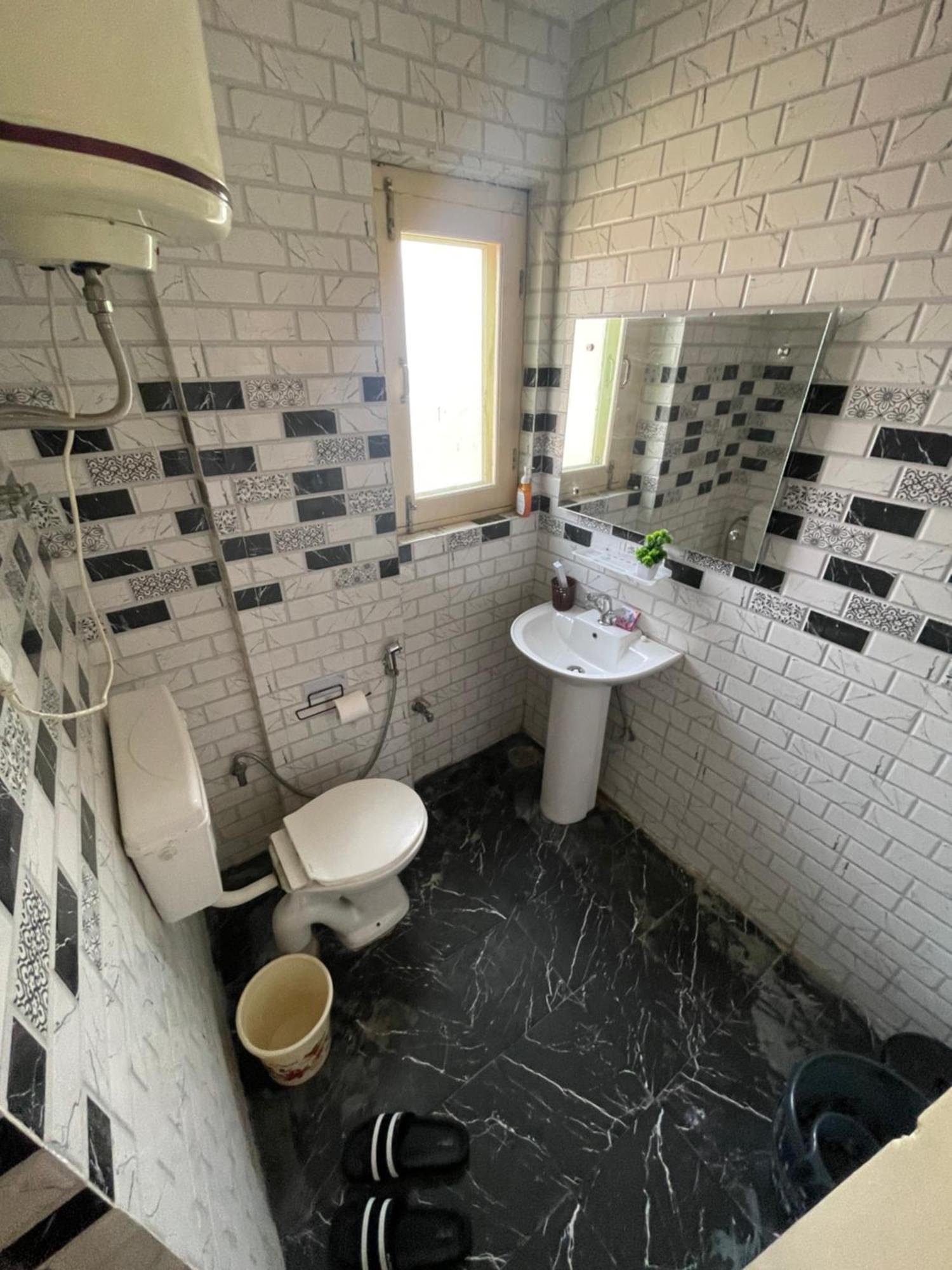 Khwaab Gah By The Khayabaan-Homestay Apartments Fully Furnished With Functional Kitchen, Wifi & Parking In City Centre Srīnagar Kültér fotó