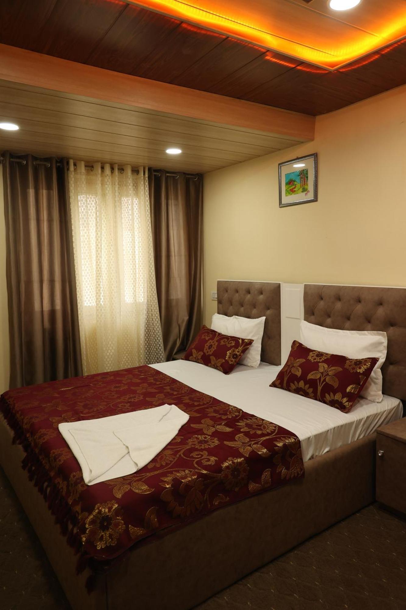 Khwaab Gah By The Khayabaan-Homestay Apartments Fully Furnished With Functional Kitchen, Wifi & Parking In City Centre Srīnagar Kültér fotó