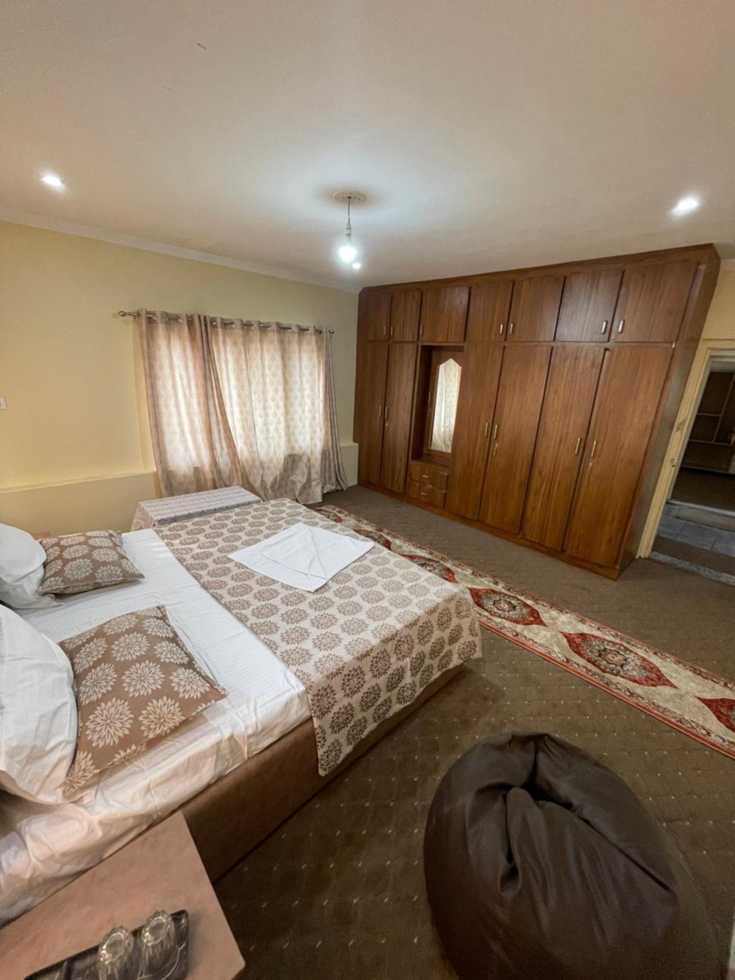 Khwaab Gah By The Khayabaan-Homestay Apartments Fully Furnished With Functional Kitchen, Wifi & Parking In City Centre Srīnagar Kültér fotó