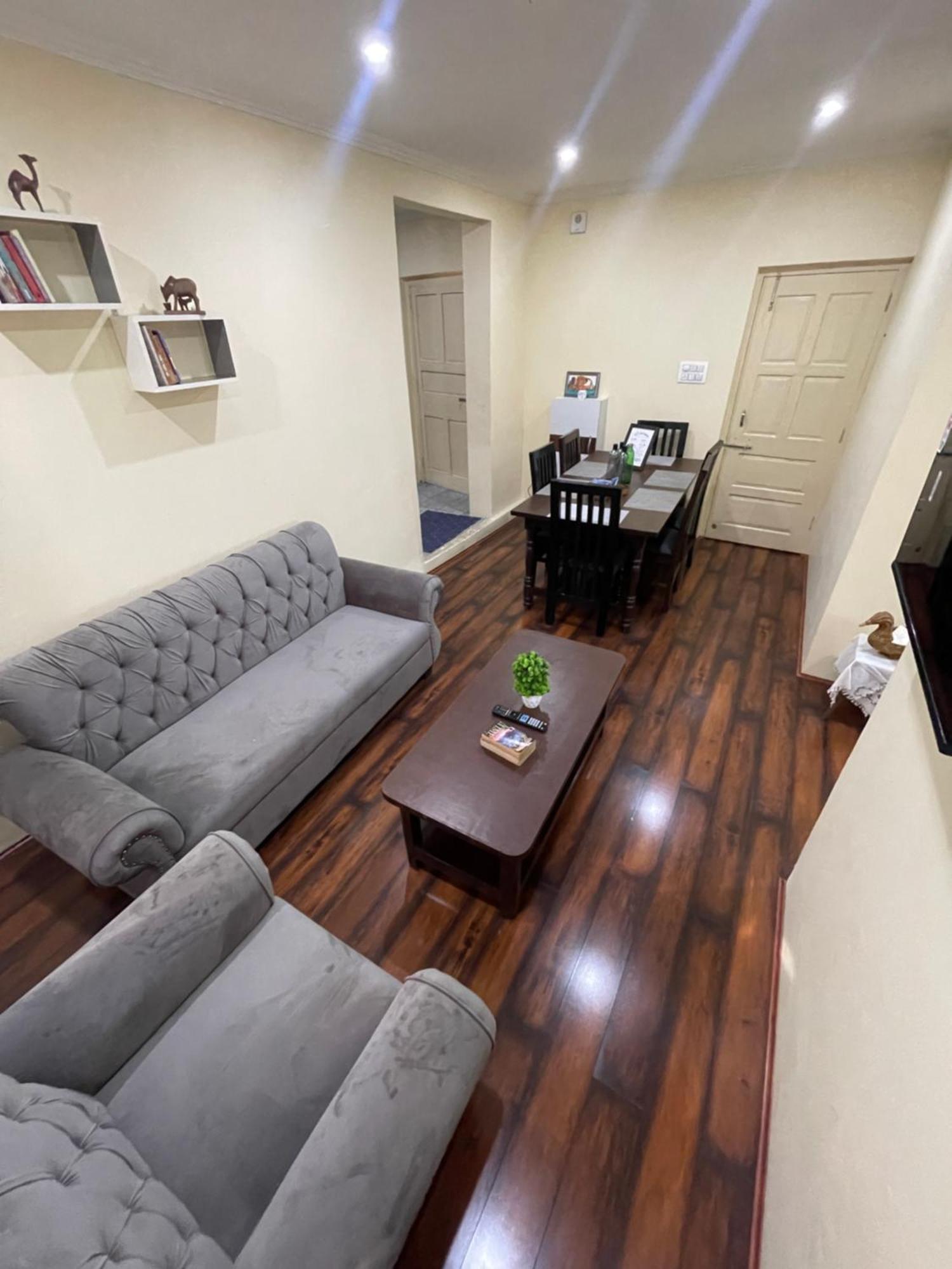 Khwaab Gah By The Khayabaan-Homestay Apartments Fully Furnished With Functional Kitchen, Wifi & Parking In City Centre Srīnagar Szoba fotó