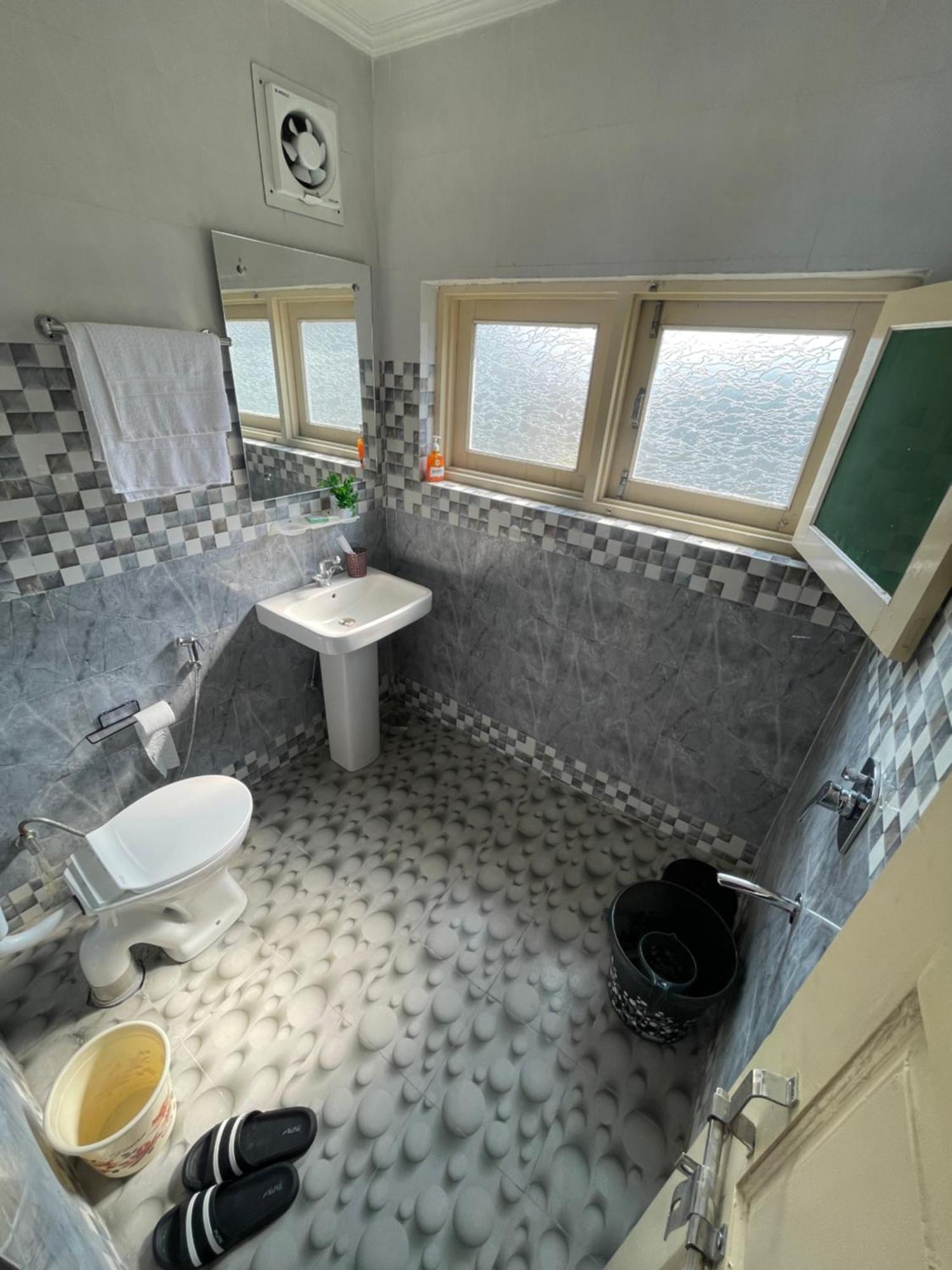 Khwaab Gah By The Khayabaan-Homestay Apartments Fully Furnished With Functional Kitchen, Wifi & Parking In City Centre Srīnagar Szoba fotó